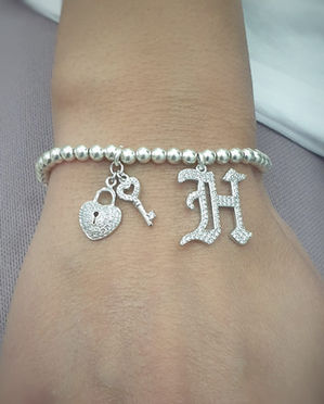 צמיד כדורים אות גותית משובצת ואלמנט