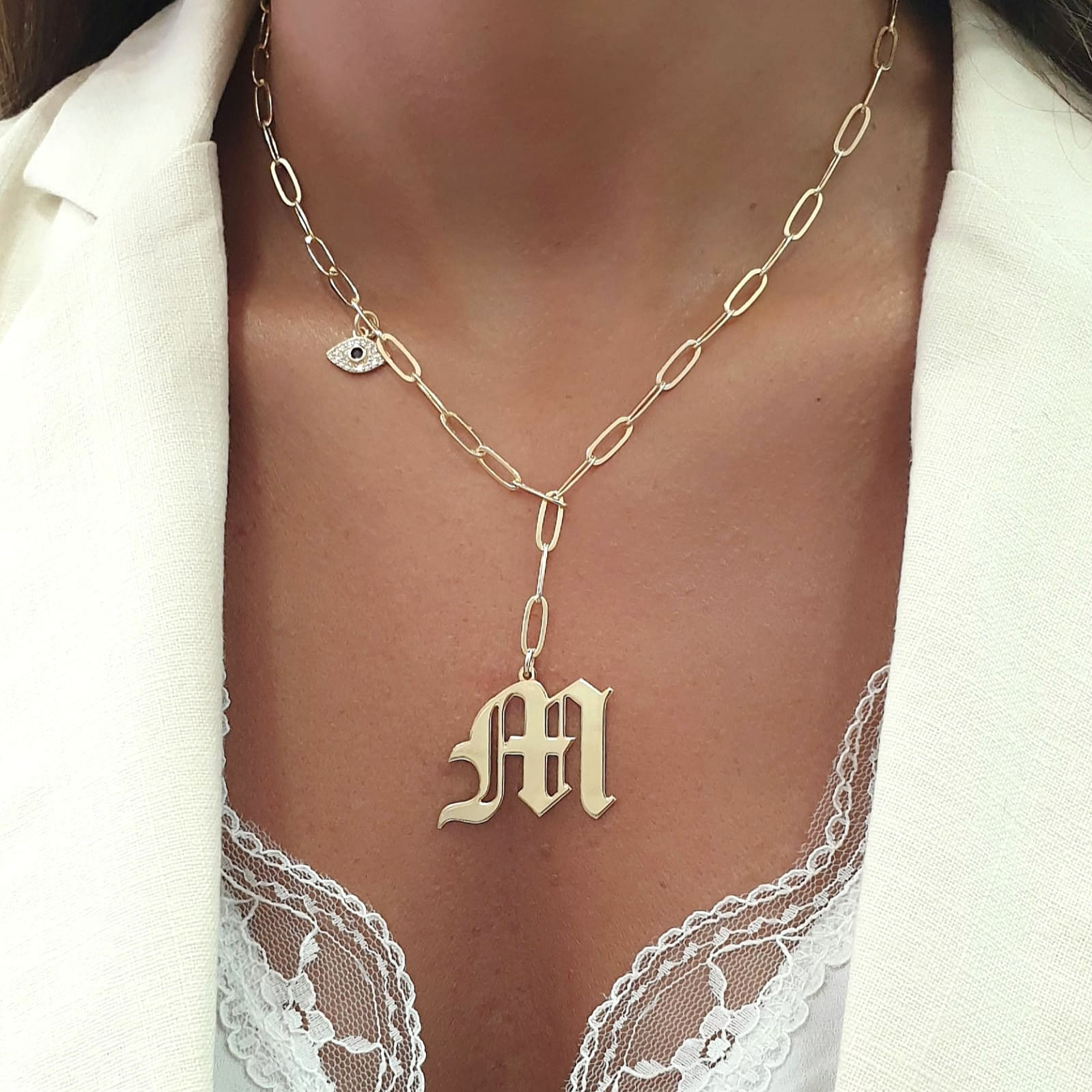 שרשרת עניבה אות גותית ועין משובצת