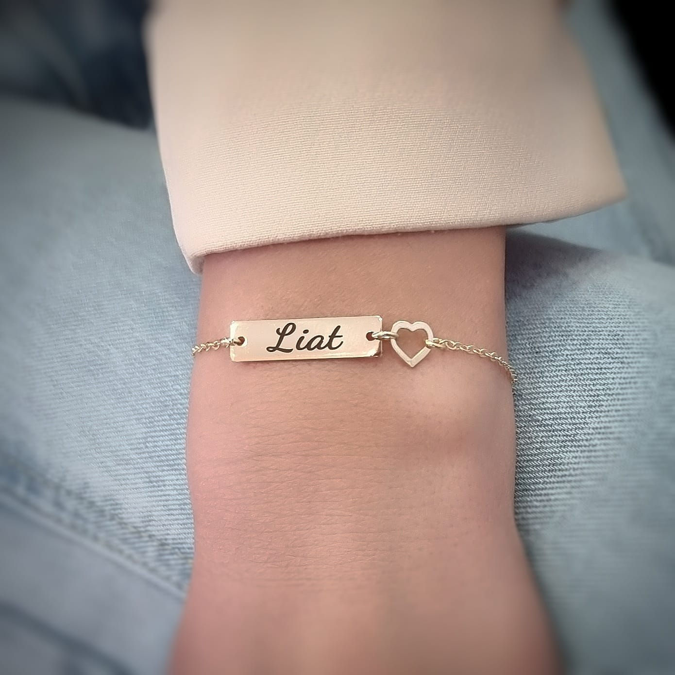 צמיד פלטה לב חלול בצד בשילוב חריטה