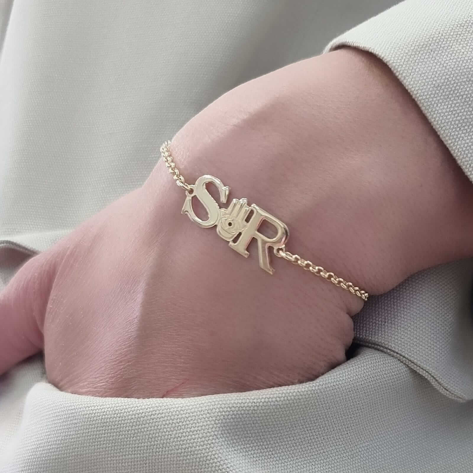 צמיד אותיות עם חמסה מפרידה לולאות