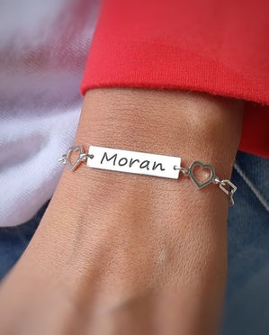 צמיד חוליות פלטה עם חריטה ולבבות בצדדים