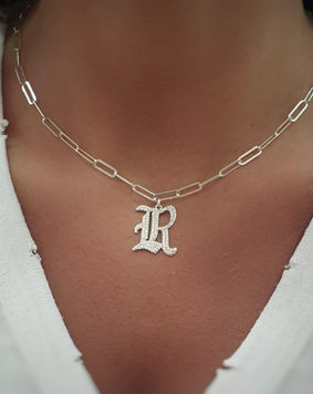 שרשרת צ'וקר ואות גותית משובצת