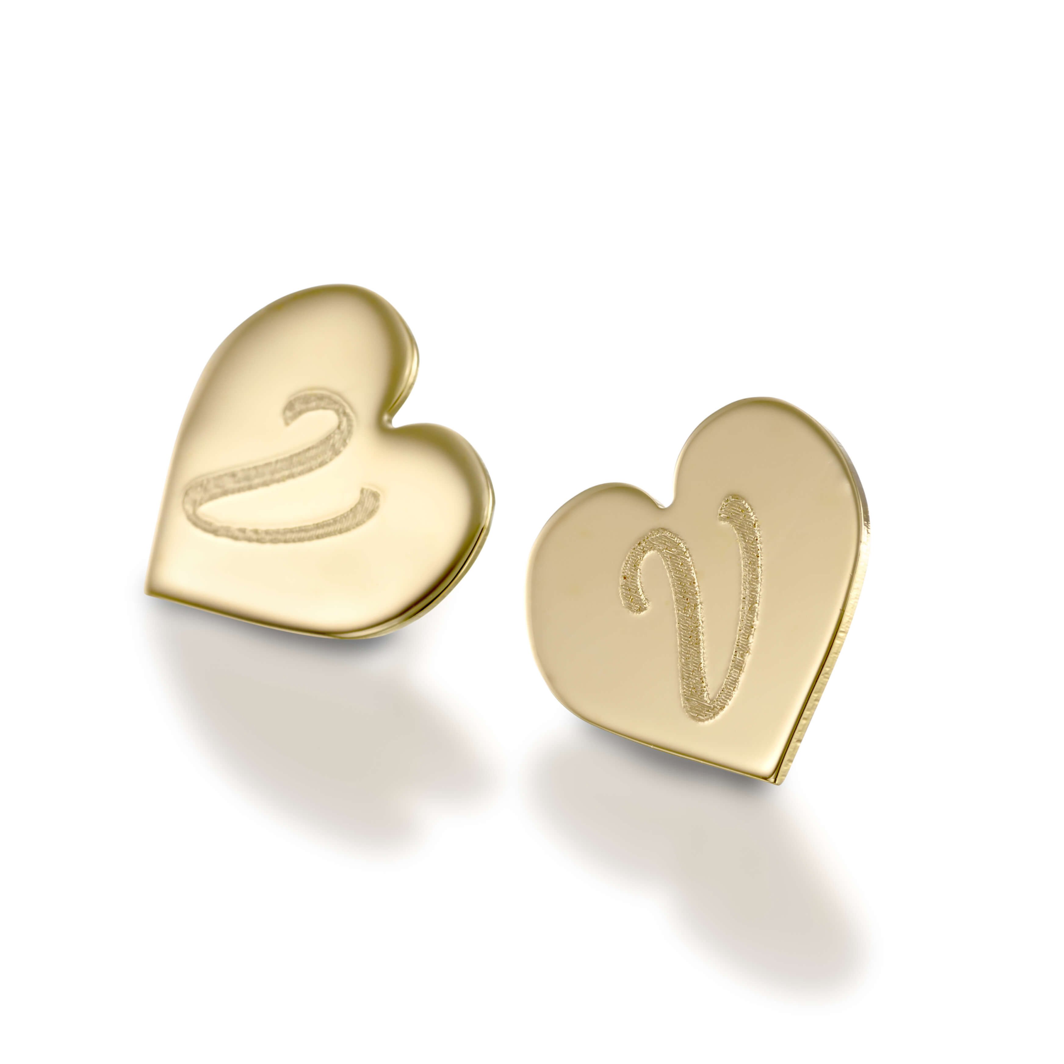 זוג עגילים לב עם חריטה אישית