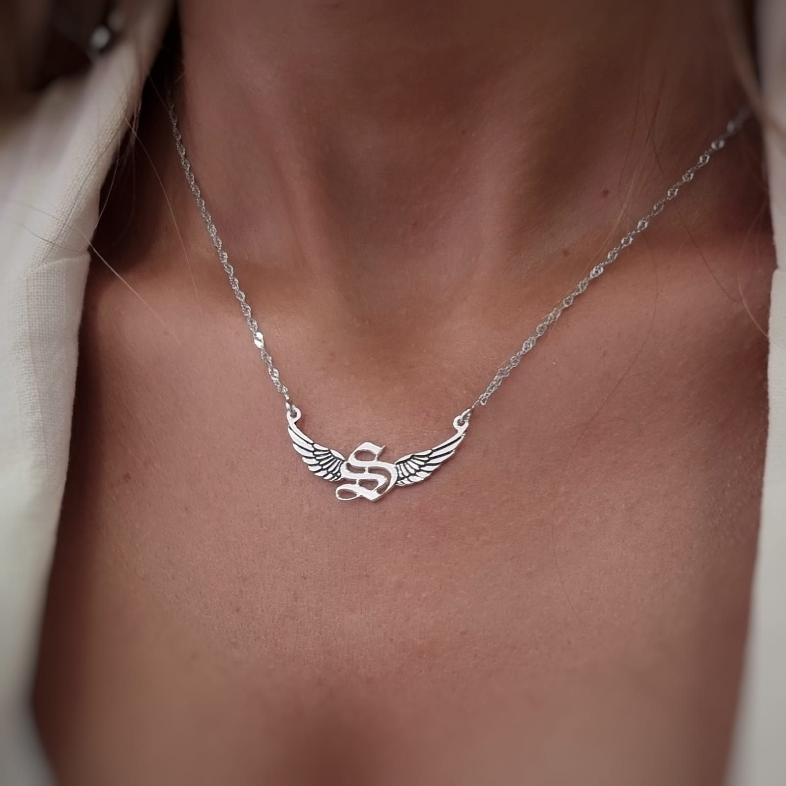 שרשרת כנפיים אות גותית מיוחדת