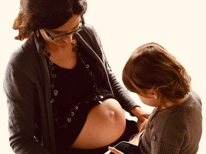 Ma fille aînée lit une histoire à sa petite soeur