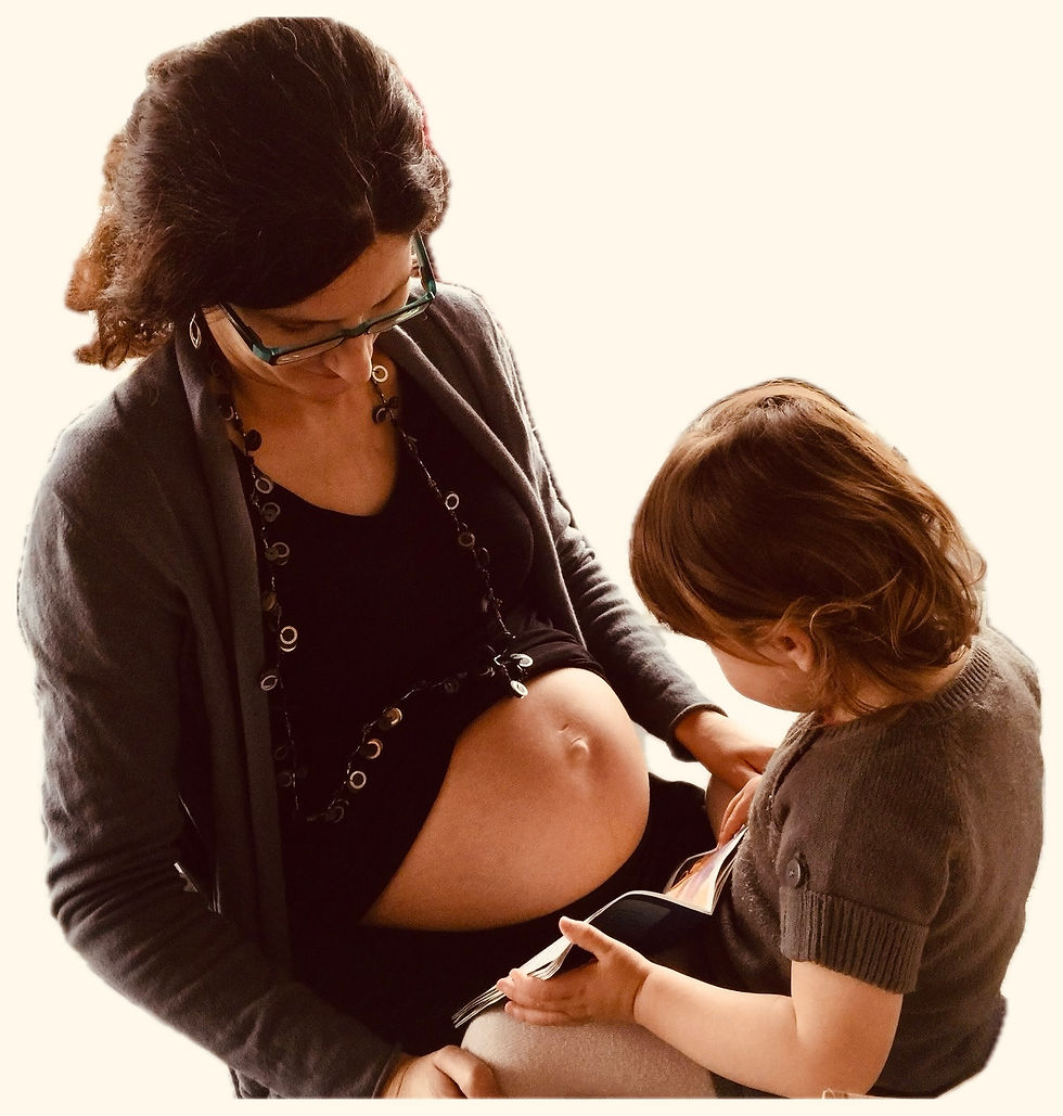 Ma fille aînée lisant une histoire à sa petite soeur.