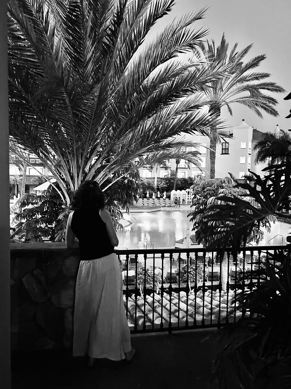 silhouette de dos sur paysage de vacances