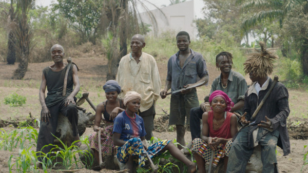Van links naar rechts: Olele Mulela Mabamba, Huguette Kilembi, Mbuku Kimpala, Jeremie Mabiala, Jean Kawata, Irene Kanga, Ced’art Tamasala and Matthieu Kasiama - Film still from White Cube, Renzo Martens. Copyright © Human Activities, 2020.