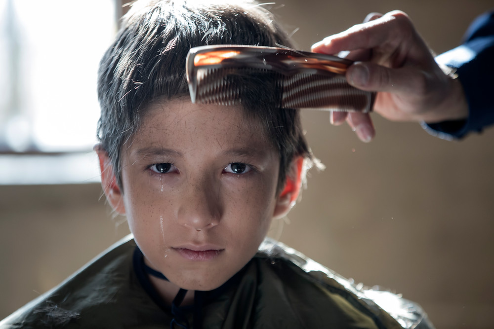Mahan Nasiri als Amir in 'Son-Mother' lijkt zo weggelopen uit François Truffauts 'Les 400 coups'.