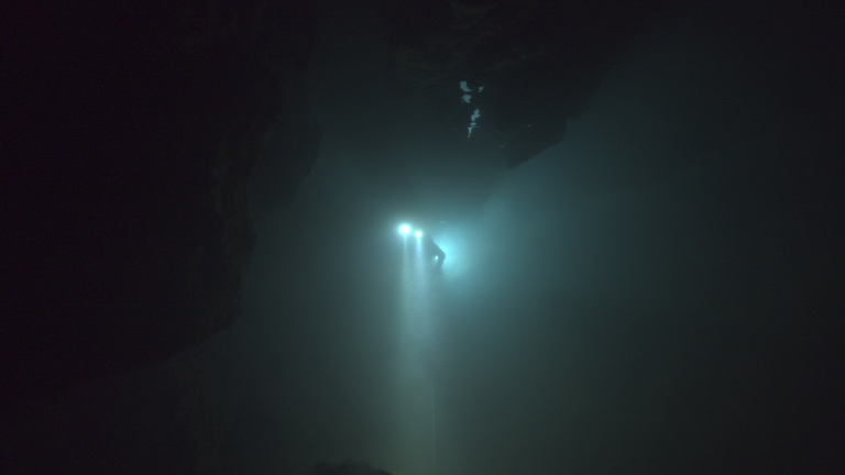 Onderwaterbeeld uit 'The Rescue' (© National Geographic)