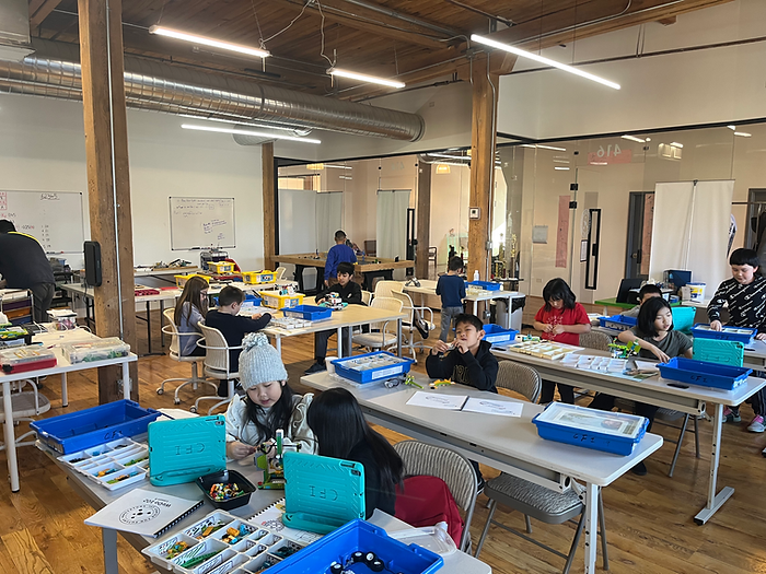 CFI Rootics Bridgeport Learning Center image of students in class
