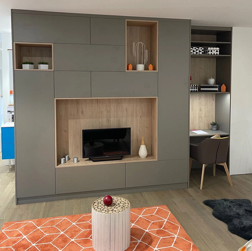 salon moderne avec un meuble sur-mesure dans le mur, espaces de rangement et coin bureau