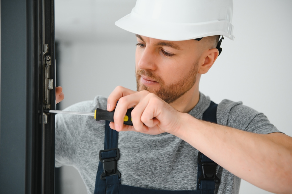 Les 10 réflexes à adopter lorsqu’on se retrouve face à une porte bloquée ou une serrure endommagée.