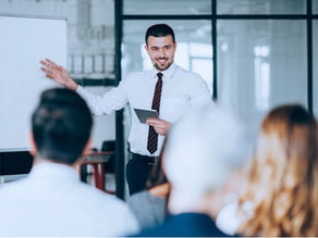 Capacitación en Liderazgo vs. Capacitación en Administración: ¿Cuál es la Diferencia?