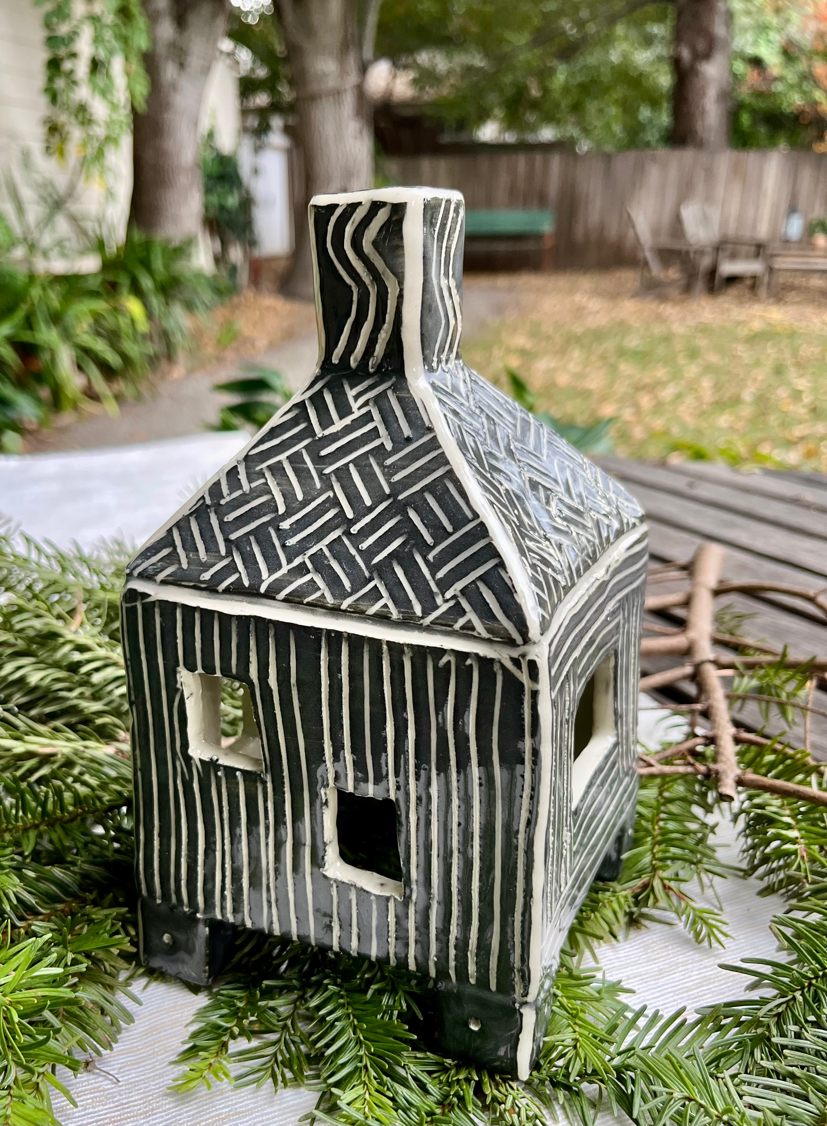 Tiny House: black & white