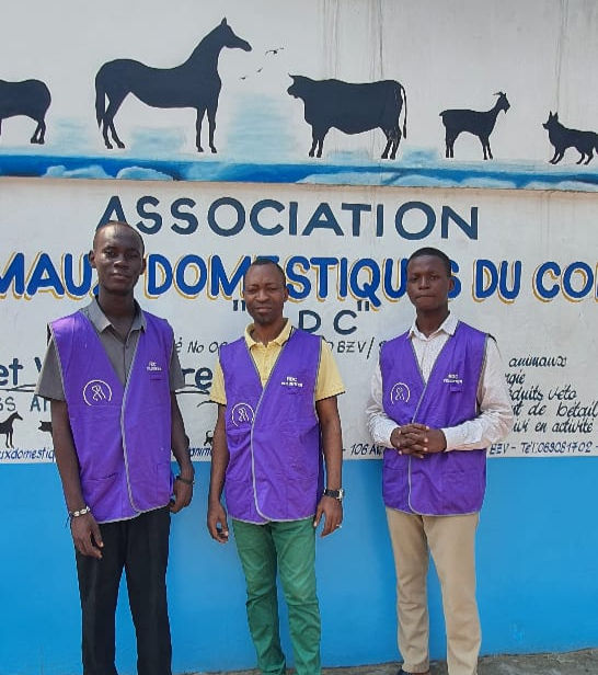 (photo des membres de l’ADC devant la fresque)