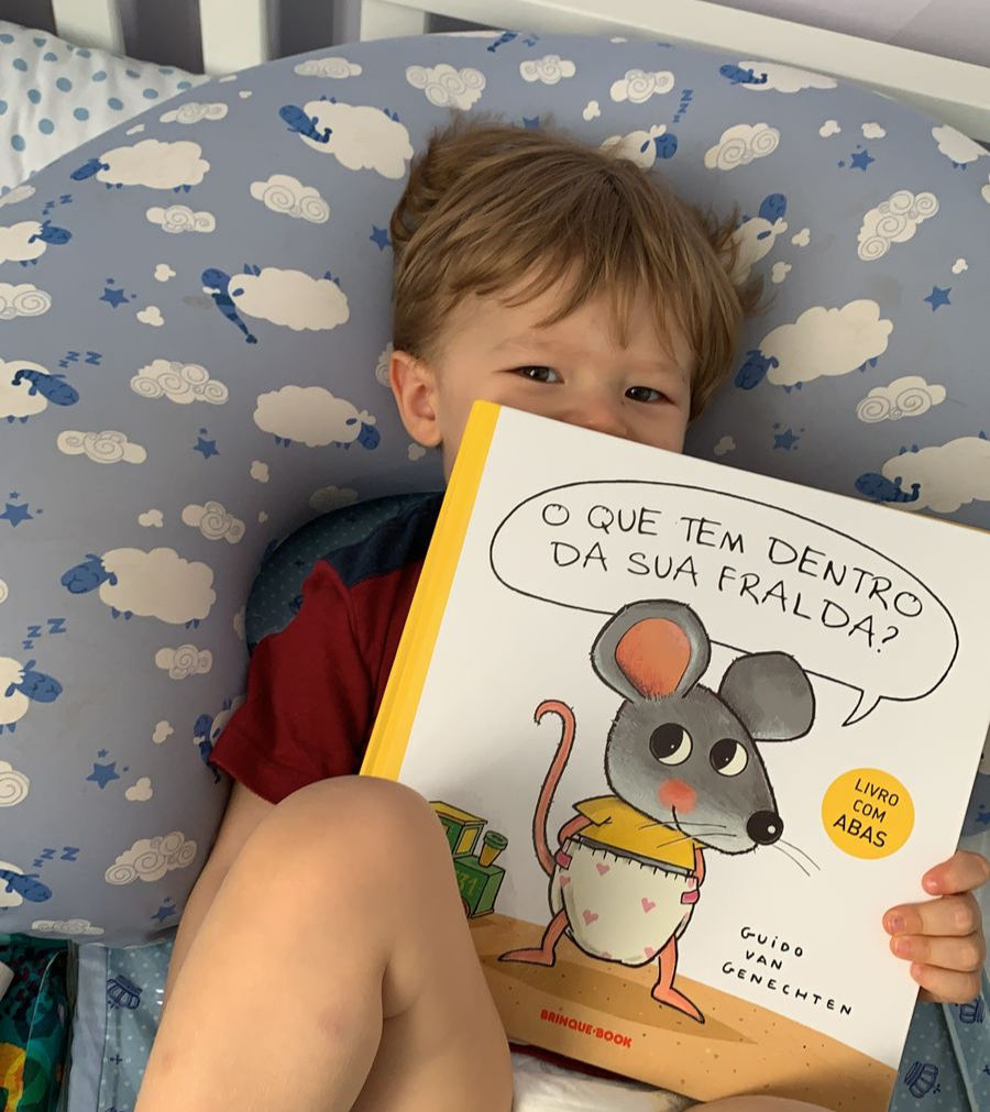 Gabriel com livro sobre desfralde