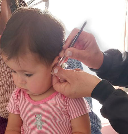 A auriculoterapia para crianças e bebês pode ser um tratamento eficaz para muitas condições comuns da infância, podendo trazer benefícios atrelados a uma terapêutica menos invasiva. A técnica é uma excelente aliada, podendo ser utilizada em diversas condições, incluindo no alívio de cólicas e processos da digestão, fortalecimento do sistema imunológico, melhorias do sono,
atenuação dos sintomas do início da dentição, transtorno de hiperatividade e déficit
de atenção, cefaleias, dores em geral, asma, alergias, febre, constipação e diarreia,
enurese noturna, depressão e ansiedade, entre outras.