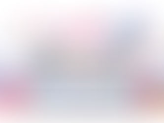 Laptop mit einer bunten Website-Oberfläche und abstrakten Elementen zum Thema Barrierefreiheit im Webdesign