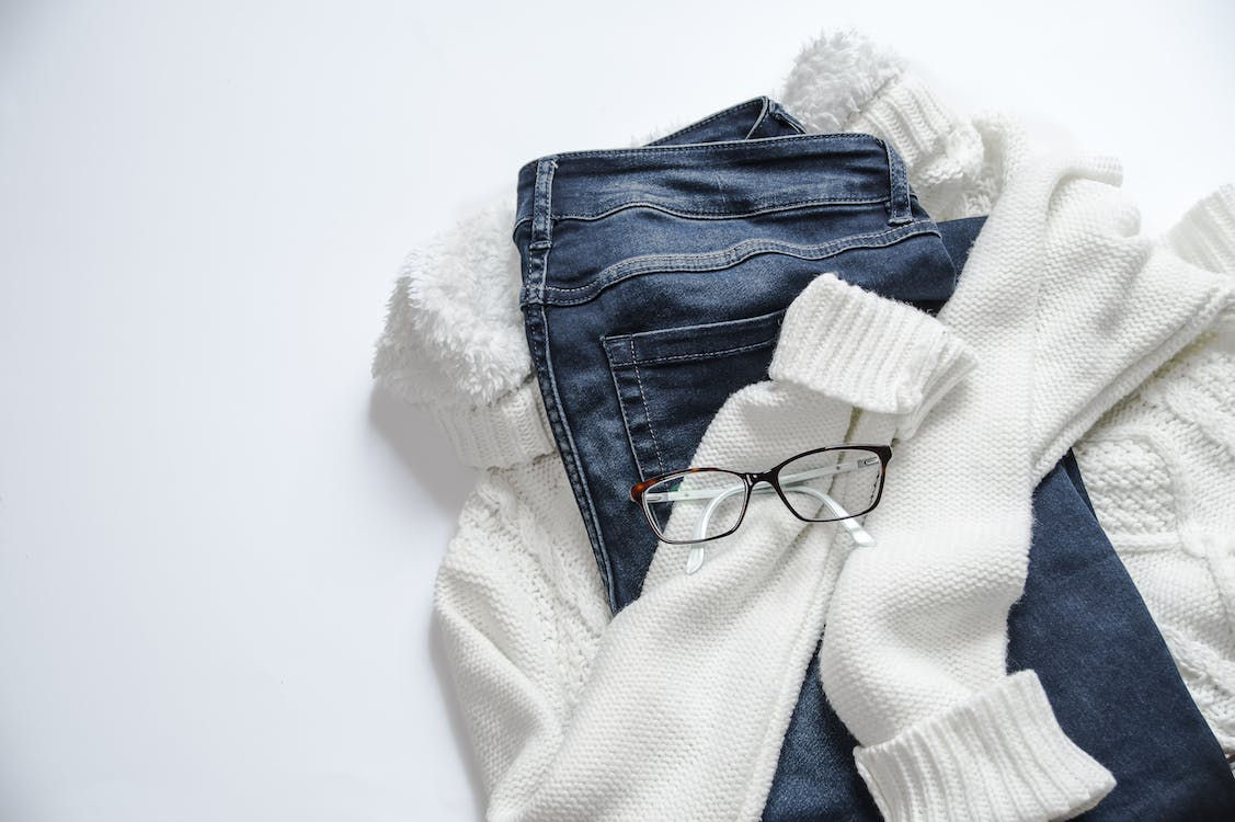 DENIM JEANS AND WHITE CROP TOP