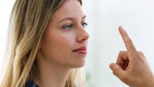 L’EMDR est une thérapie qui aide le cerveau à retraiter des souvenirs traumatiques, réduire l’intensité émotionnelle liée au passé et modifier les croyances négatives associées.