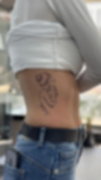 Fine Line Tattoo von Mutter mit Baby an den Rippen