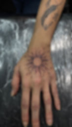 Sonnen-Tattoo auf dem Handrücken, Tattoo Portfolio Eschweiler Aachen