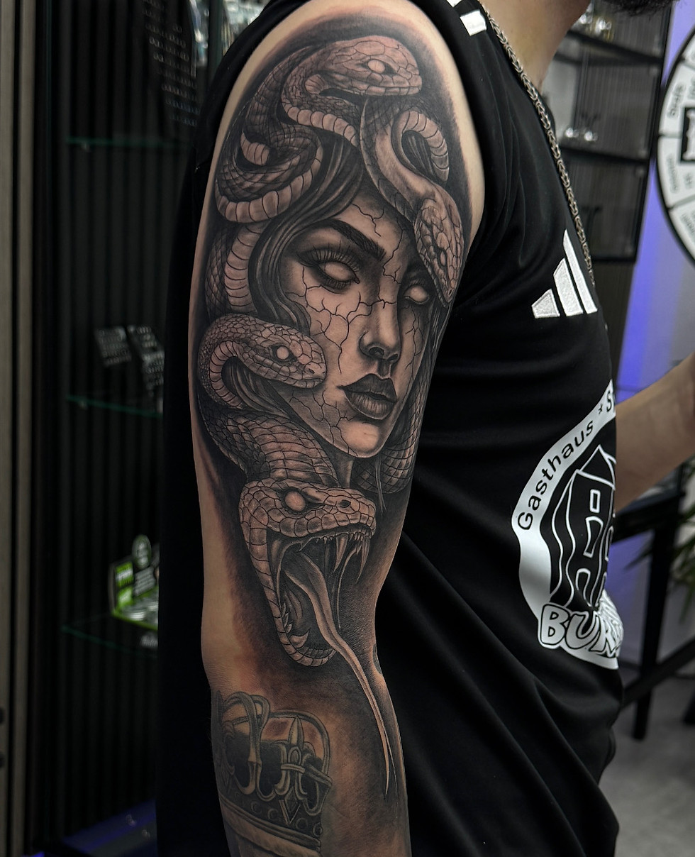 realistic-medusa-schlange-oberarm-totenkopf-frau-unterarm-tattoo-eschweiler-aachen