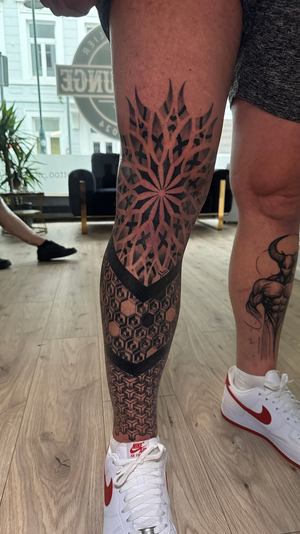 dotwork-bein-muster-mandala-black-streifen-punkte-wade-kniescheibe-schienbein-oberschenkel