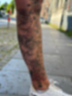 Detailreiches Bein-Tattoo mit Rosen und geometrischen Mustern aus dem Tattoo Portfolio Eschweiler Aachen.