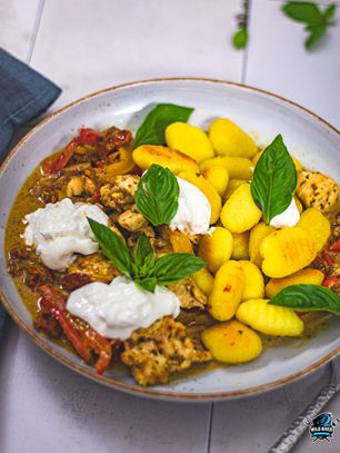 Cremige Hähnchen-Pesto-Pfanne mit Paprika und sonnengetrockneten Tomaten