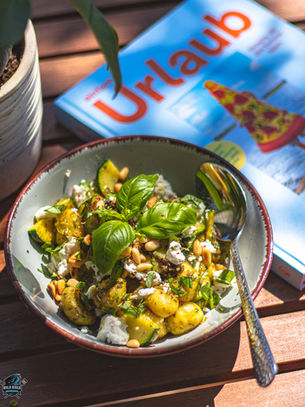 Titel: Ein Genuss für Gnocchi-Liebhaber: Gnocchi mit Zucchini und Pesto aus "Einfach Urlaub" von Ste