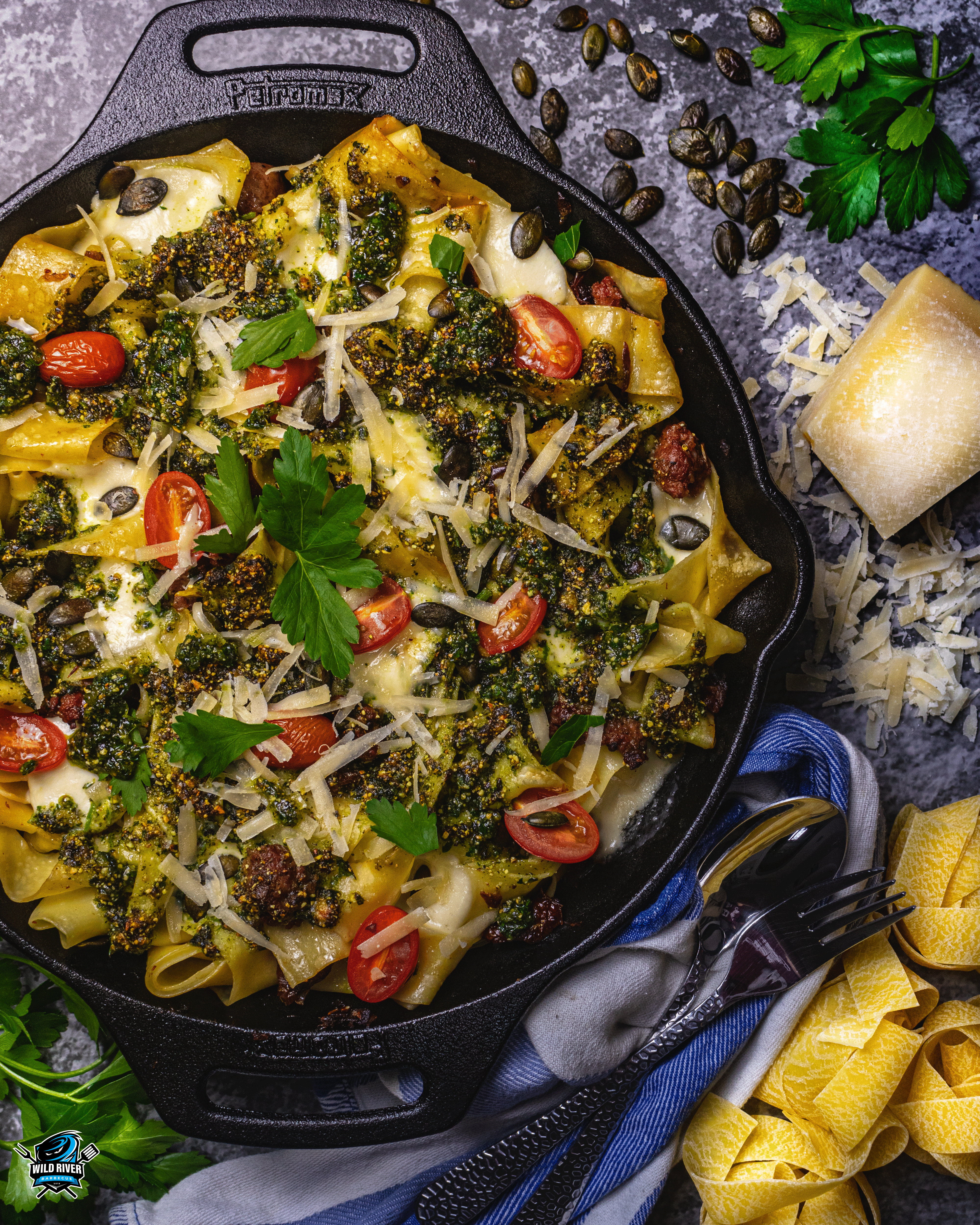 Pappardelle mit Kürbiskern Pesto , Salsiccia, getrocknet Tomaten und Mozzarella.
