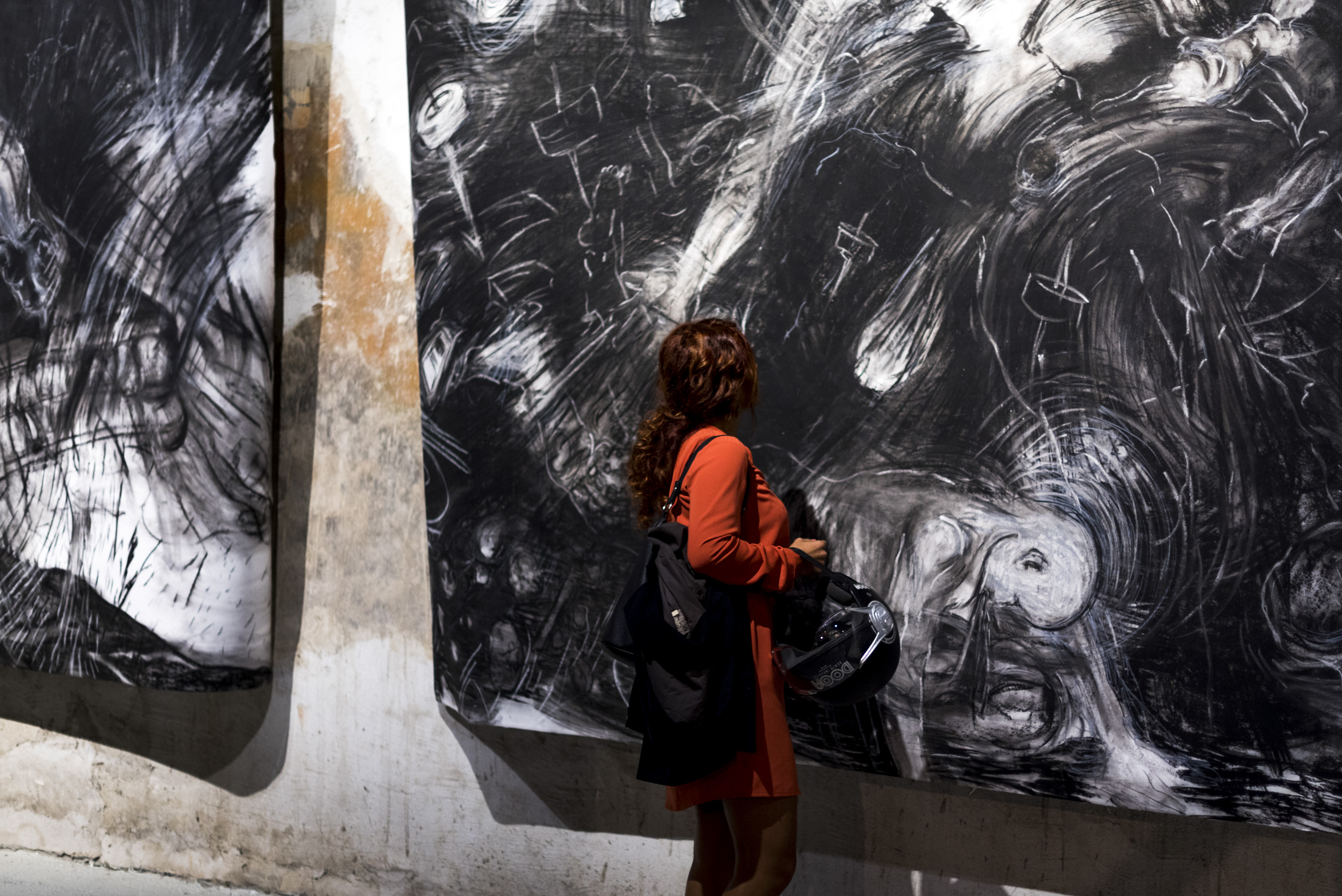 visitatrice alla mostra