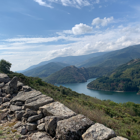Dans cet article, je vous partage mon goût pour la randonnée en itinérance et vous donner l'envie de vous élancer sur le magnifique Chemin de Régordane, des volcans d'Auvergne à la Méditerranée. Avec les beaux jours, choisissez de voyager en mode Slow Tourisme et faites étape à La Magnanerie de Dions.