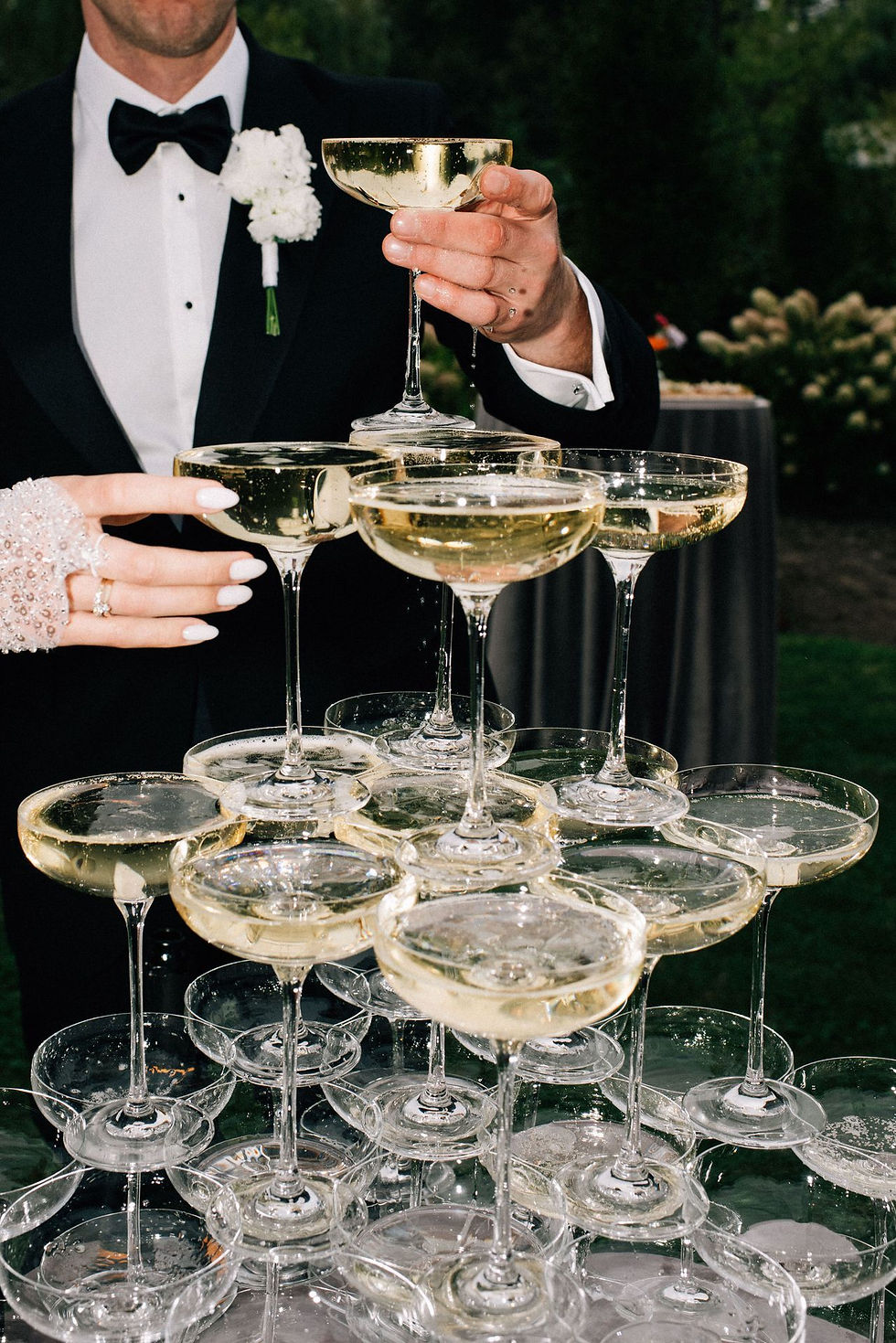 Champagne tower na przyjęciu Kasi i Adama/ fot. Magdalena Piechota/ organizacja Wedding Space