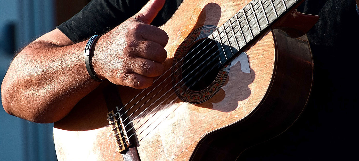 Guitariste gitan lors d'une Gipsy Party intégrant du groupe los Kémados Gipsy lors d'une Gipsy Party à la Halle Tropisme