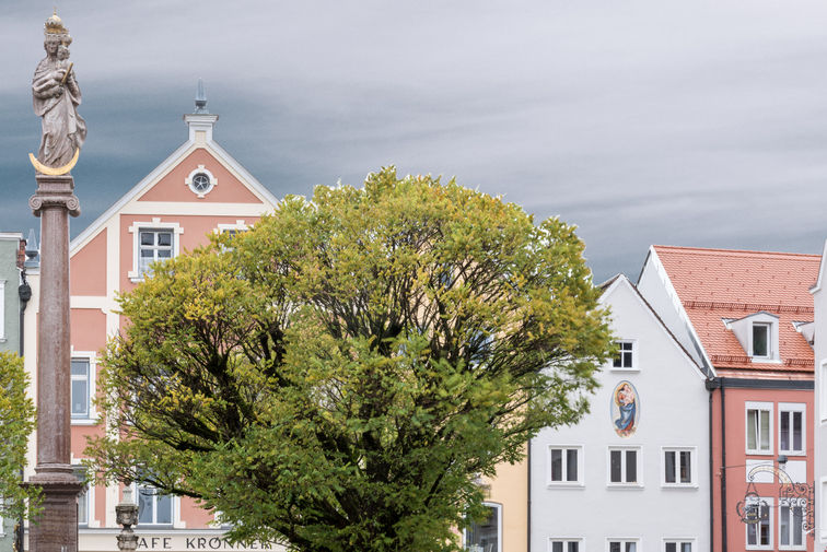 Weilheim Lüftl Malerei Wand Malerei Madonna mit Kind Marienplatz Madonna Hausfassade Wand Michael Wörle Brigita Hans Schiessler Altettaler Ettal