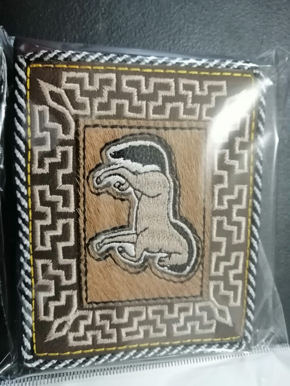 Thumbnail: Carteras de Piel Bordadas con Detalles