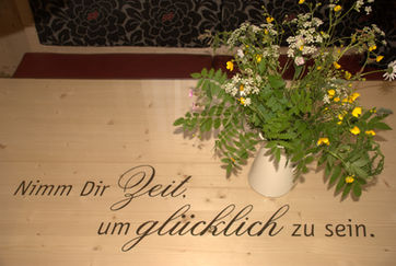 Schild mit der Aufschrift: Nimm dir Zeit um glücklich zu sein