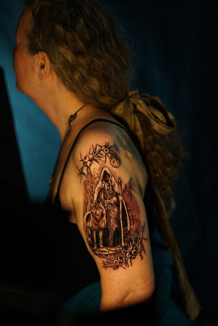 realistic black nd white tattoo shaman woman viking kvinna stockholm tatuering
