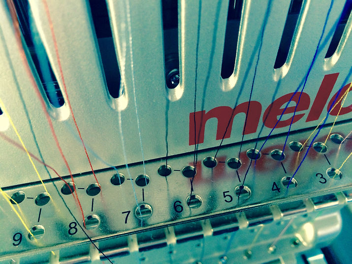 Detailaufnahme der Melco-Stickmaschine