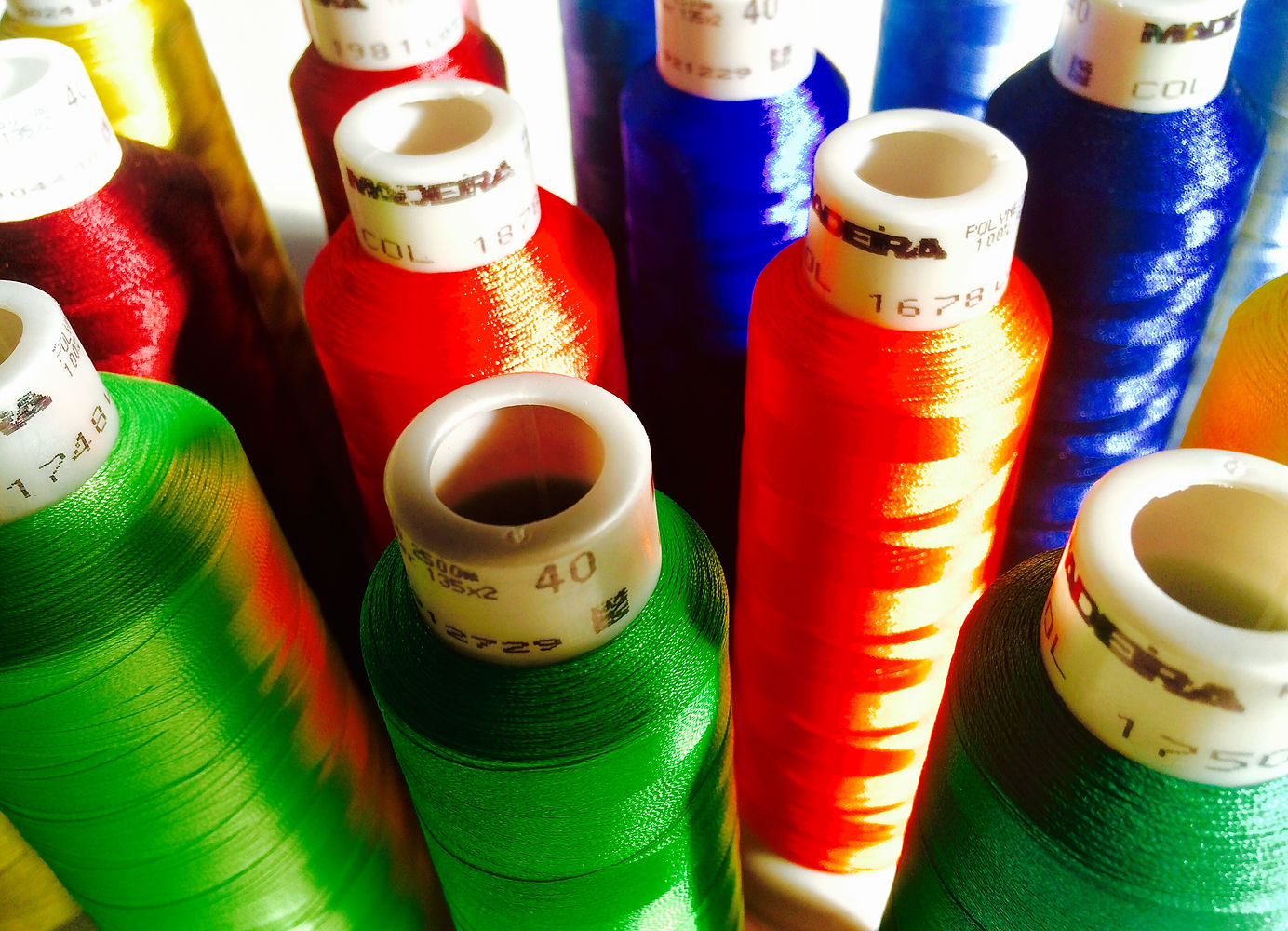 Bunte Stickgarne