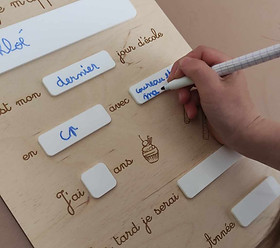 ardoise pour noter l'age de l'enfant, le prénom, ce qu'il veut faire plus tard, la classe pour la rentrée scolaire