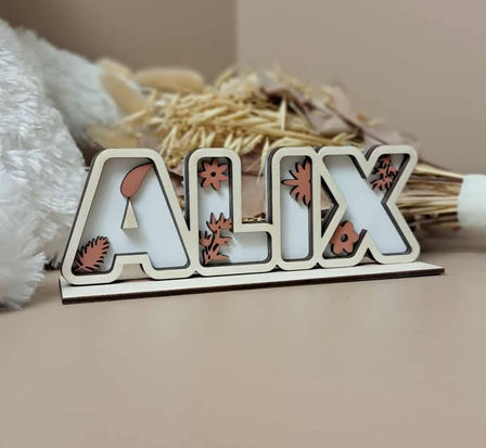 Mot en bois en relief. Prénom, mot pour une pièce de la maison, décoration pour une boutique.