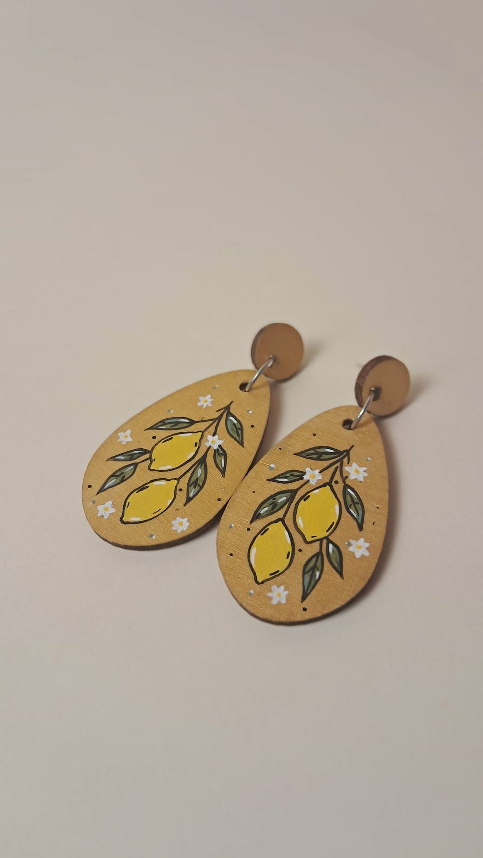 Miniature : Boucles d’oreilles en bois forme goutte, fond doré et délicats citrons peints à la main