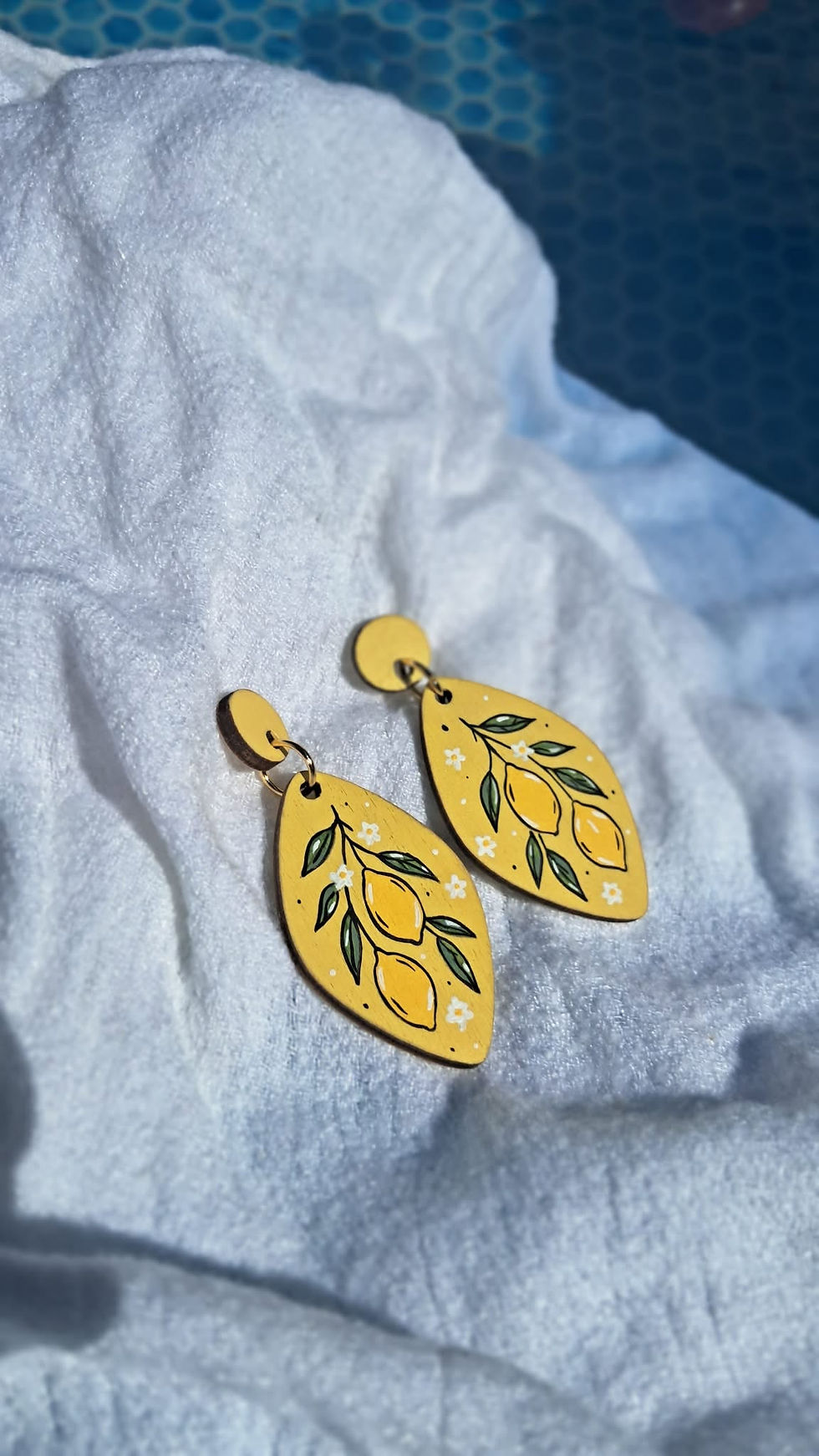 Miniature : Boucles d’oreilles en bois jaune citron peintes à la main avec délicats motifs de citrons