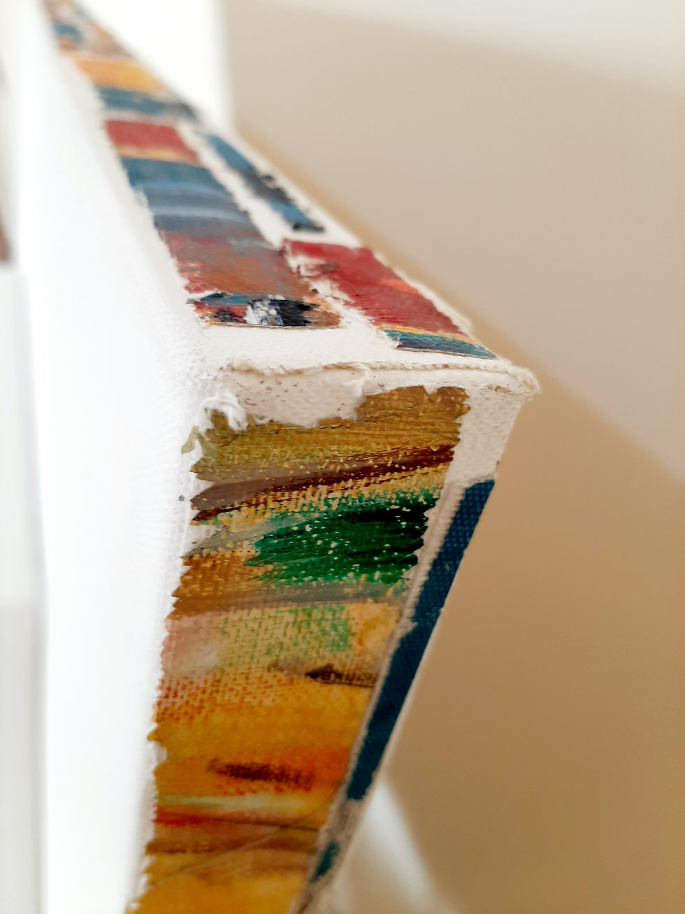Miniature : Abstract art piece, colorful layers, white canvas, viewed from the side, detail.