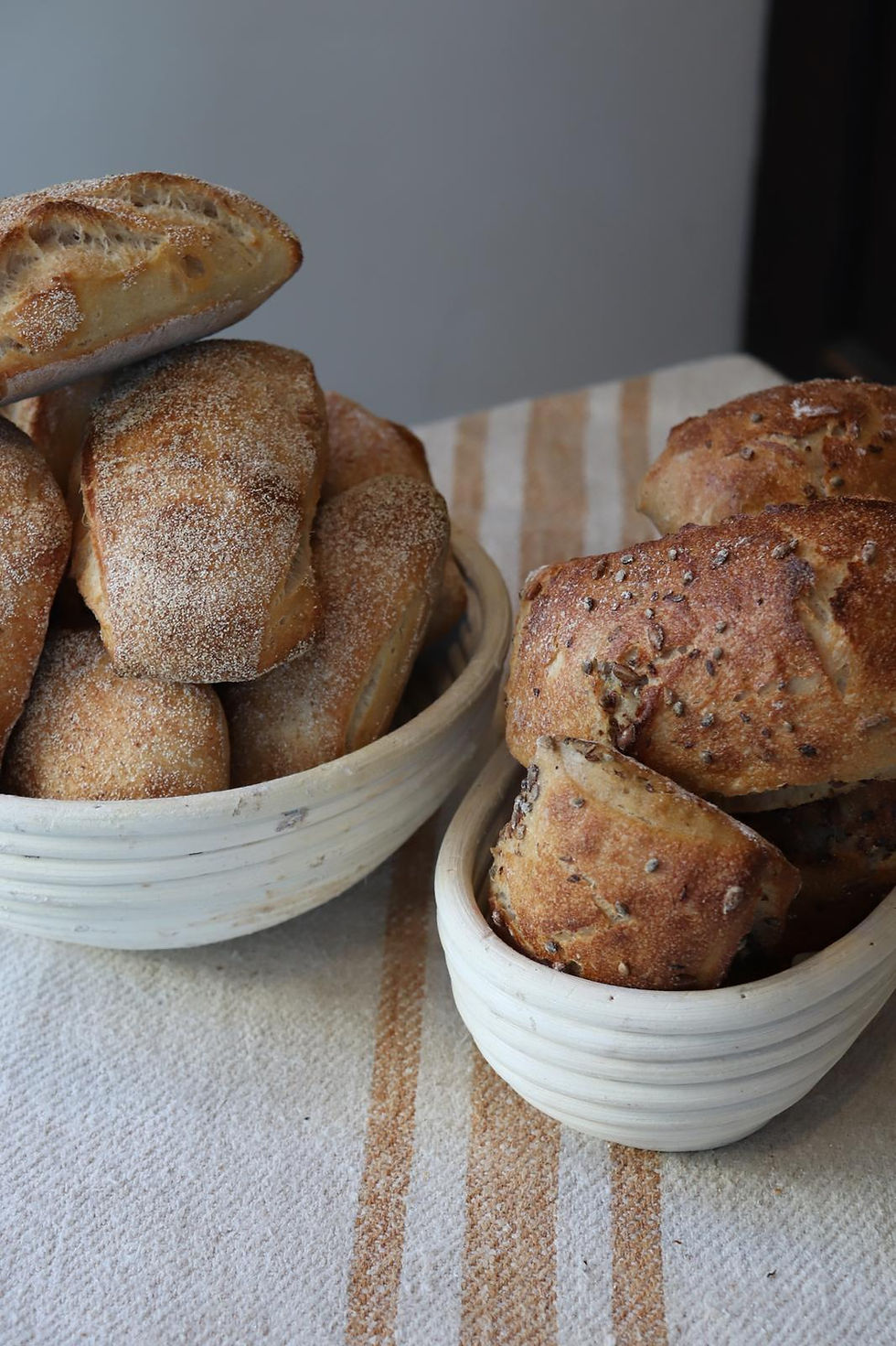 Sauerteig-Weckerl Natur und mit Saaten