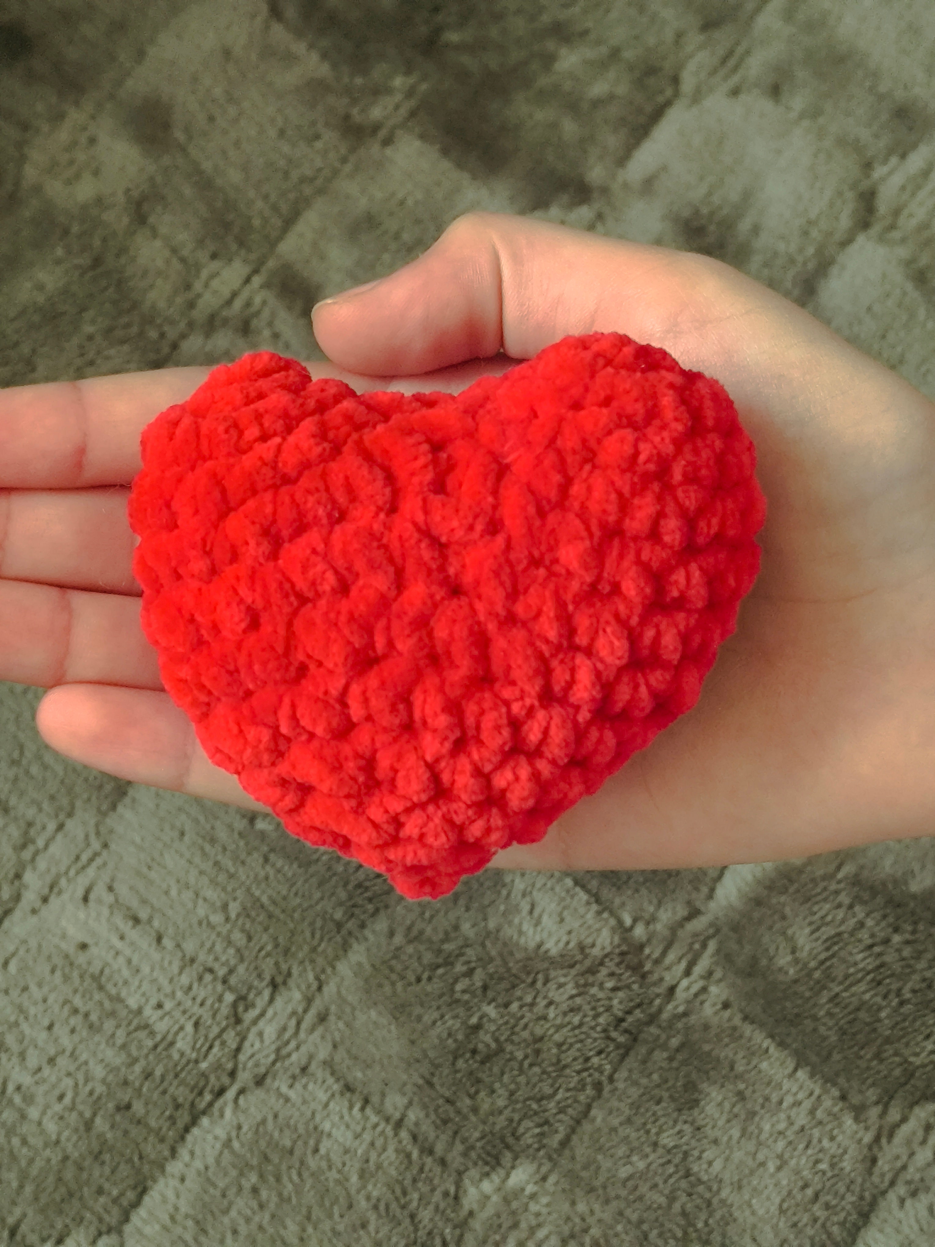 Horgolt piros szív – kézzel készült amigurumi ajándék
